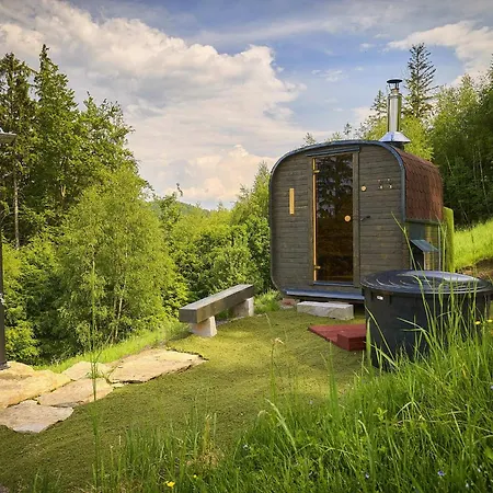 Holiday home Glamping Maringotka Na Hrane Pekla *