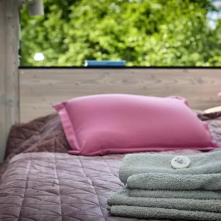 Glamping Maringotka Na Hrane Pekla Holiday home Dobrosov