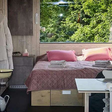 Holiday home Glamping Maringotka Na Hrane Pekla *