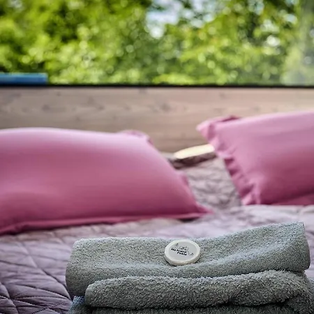 Glamping Maringotka Na Hrane Pekla Holiday home Dobrosov